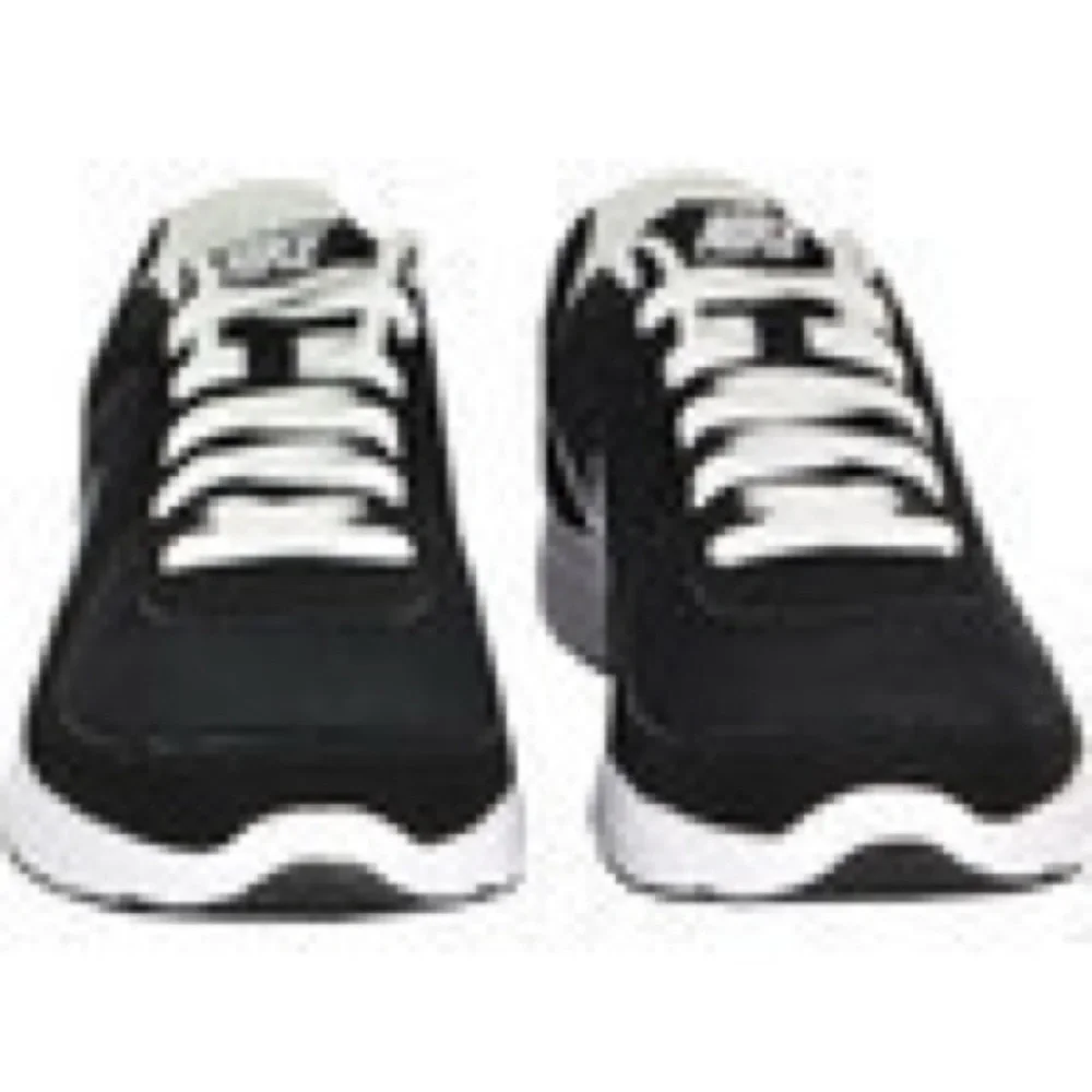 Nike Air Relentless Running Black  and White Athletic Sneakers 8.5 NWT